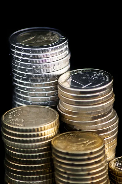 Ізольовані на чорному тлі монети євро — стокове фото