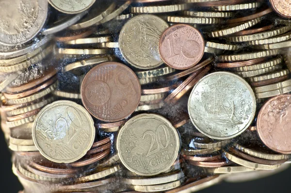 Блискучі монети євро заморожені в льоду — стокове фото