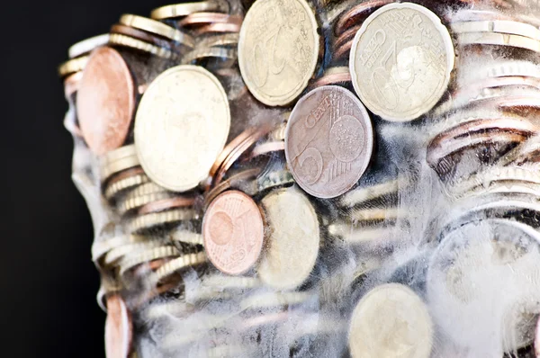氷で凍結ピカピカのユーロ硬貨 — ストック写真