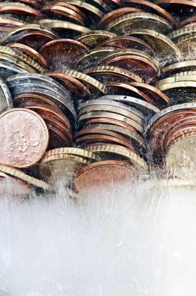 氷で凍結ピカピカのユーロ硬貨 — ストック写真