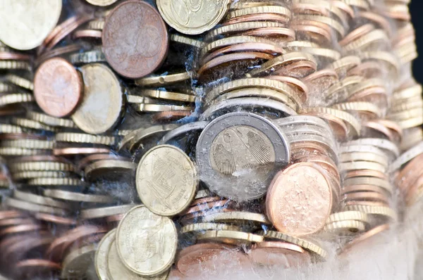 Заморожені в льоду з німецького монету в передній монети блискучі євро — стокове фото