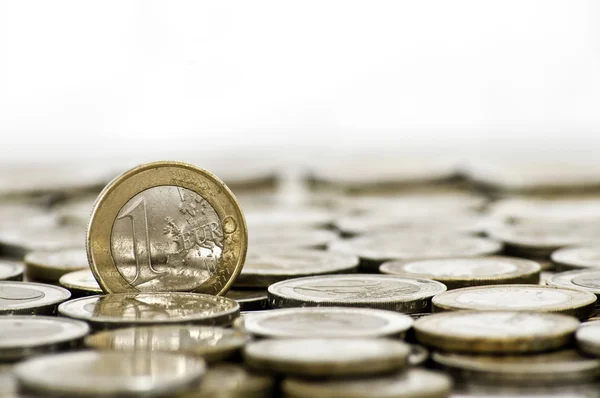 白い背景の上の汚れた 1 ユーロ硬貨 — ストック写真
