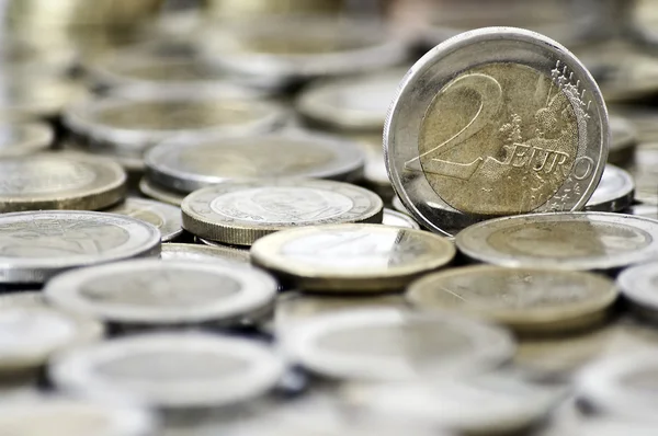 Монета номиналом 2 евро на фоне монет — стоковое фото