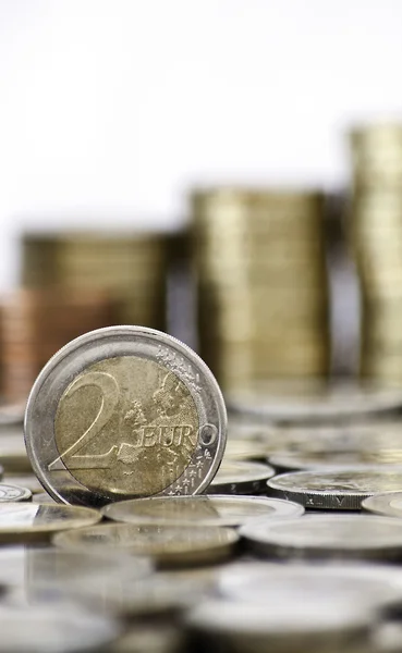 Grungy muntstuk van 2 euro met munten op achtergrond — Stockfoto
