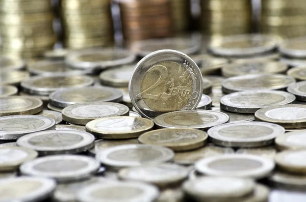 背景にコインを置いて汚れた 2 ユーロ硬貨 — ストック写真