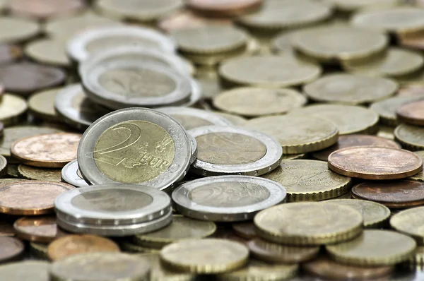 Grungy 2 євро монета на білому тлі — стокове фото