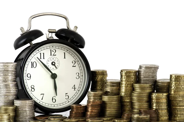 時間はお金の概念: 目覚まし時計、ユーロ硬貨の多く — ストック写真