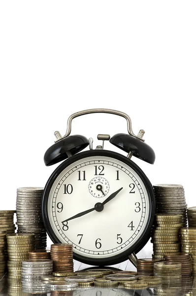 時間はお金の概念: 目覚まし時計、ユーロ硬貨の多く — ストック写真