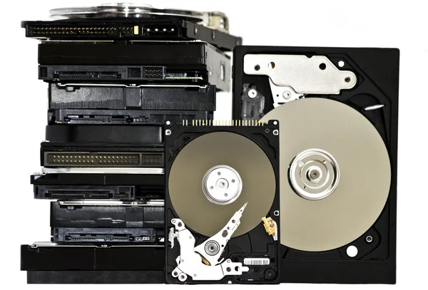 Muchos discos duros abiertos aislados sobre fondo blanco . — Foto de Stock