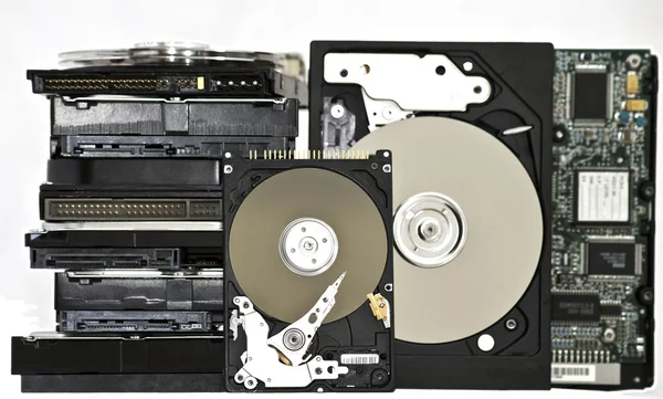 Mnoho otevřených pevných disků izolovaných na bílém pozadí. — Stock fotografie