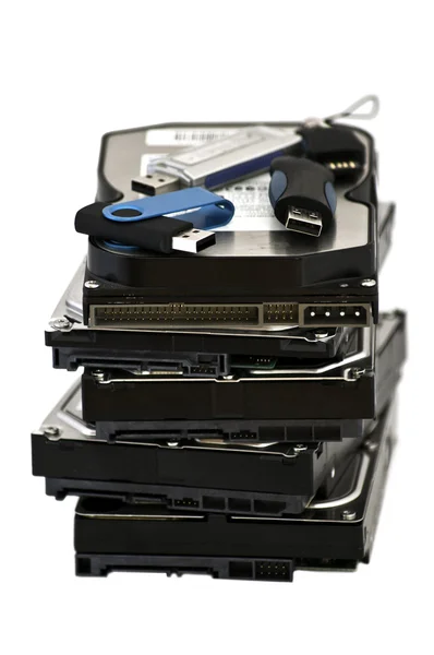 Декілька USB-флеш-накопичувачів, розташованих на жорсткому диску — стокове фото