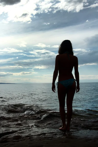 Coucher de soleil sur la mer, silhouette de la fille — Photo