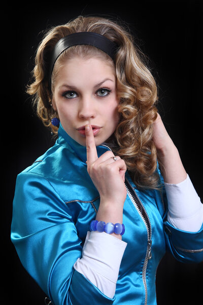 Милая девушка в яркой куртке
