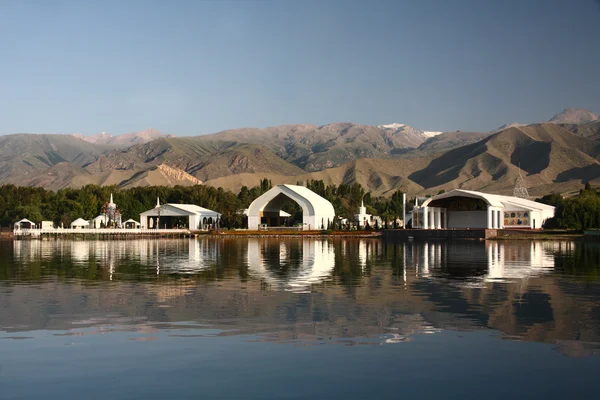 Архитектурный комплекс на берегу горного озера — стоковое фото
