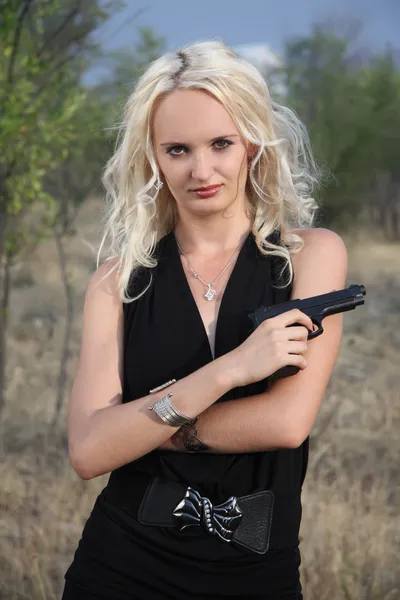 The girl with pistol — Zdjęcie stockowe