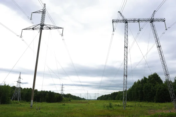 Torres de linha de transmissão — Fotografia de Stock
