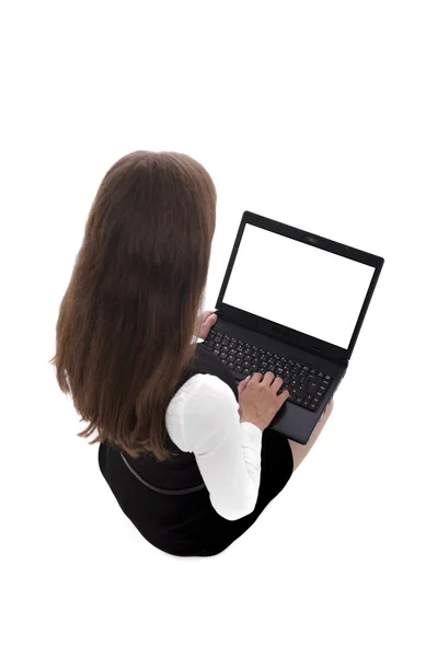 Uma jovem segurando um laptop com a tela branca — Fotografia de Stock