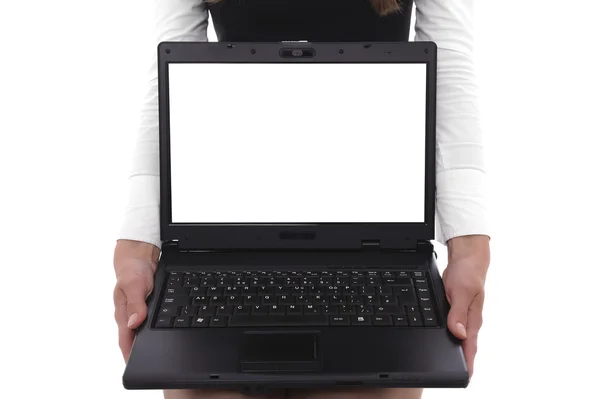 Beyaz ekran ile bir dizüstü bilgisayar tutan genç bir kadın — Stok fotoğraf