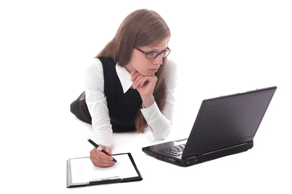 Genç iş kadını bir bilgisayarla senkronize edin — Stok fotoğraf