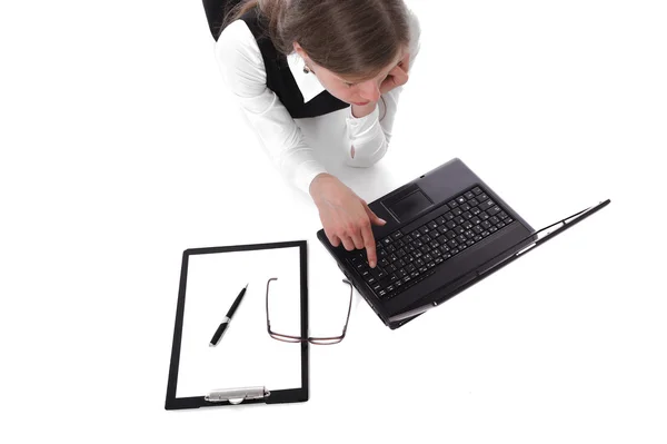 Jonge zakenvrouw met een computer — Stockfoto