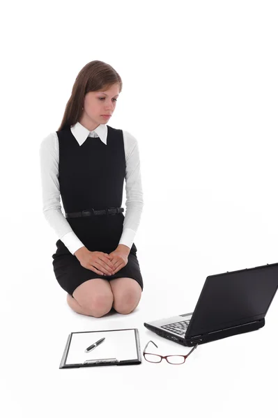 Молода ділова жінка з комп'ютером — стокове фото