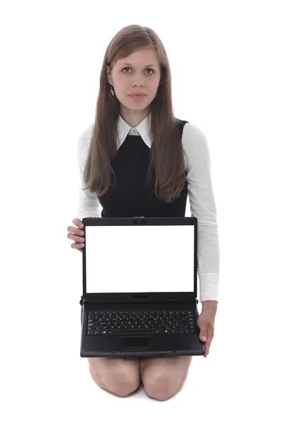 Una joven sosteniendo un portátil con la pantalla blanca — Foto de Stock