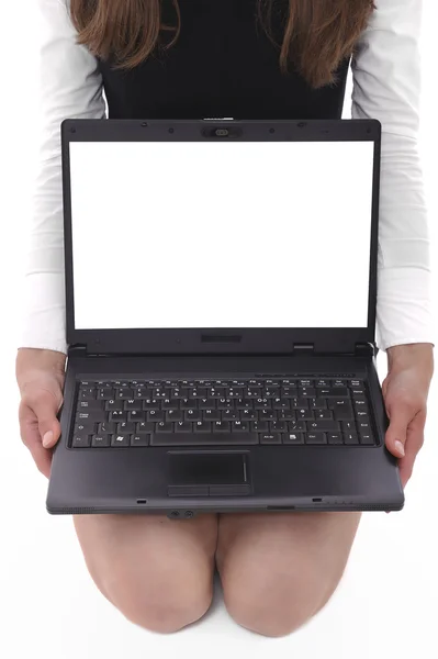 Μια νέα γυναίκα που κρατά ένα φορητό υπολογιστή με την λευκή οθόνη — Φωτογραφία Αρχείου
