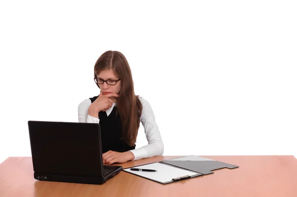 Bir dizüstü bilgisayar üzerinde çalışan bir başarılı bir iş kadını — Stok fotoğraf