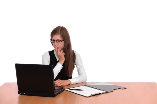 Bir dizüstü bilgisayar üzerinde çalışan bir başarılı bir iş kadını — Stok fotoğraf