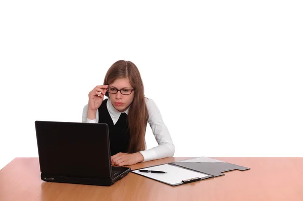 En framgångsrik affärskvinna som arbetar på en bärbar dator — Stockfoto