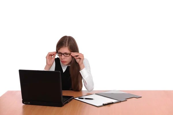 Uma mulher de negócios bem sucedida trabalhando em um laptop — Fotografia de Stock