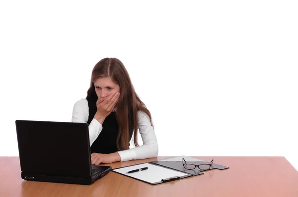 Orolig affärskvinna som arbetar på en bärbar dator — Stockfoto
