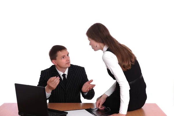 Negocios jóvenes y apuestos están trabajando en la sala de reuniones . — Foto de Stock