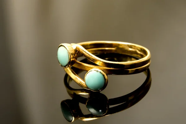 Arany és smaragd gyűrű — Stock Fotó
