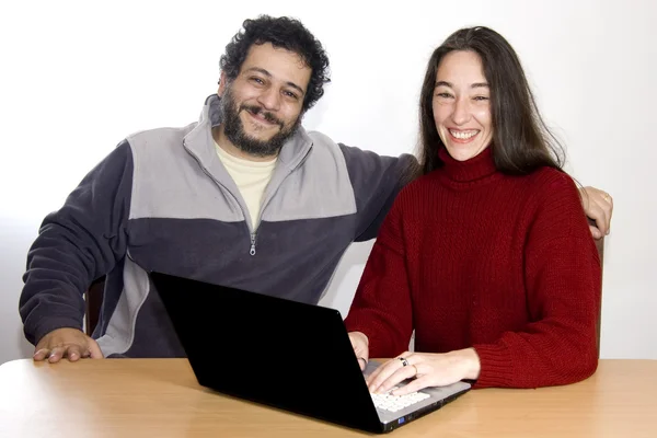 laptop ile orta yaşlı çift