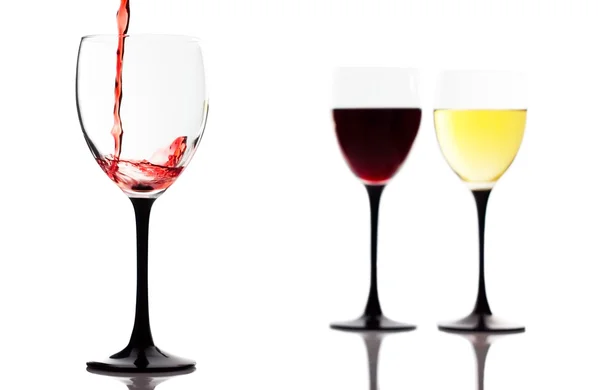 Rode wijn die in een wijnglas wordt gegoten — Stockfoto