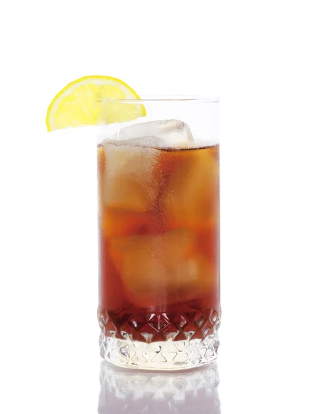 Um copo de Ice Tea com um limão Imagem De Stock