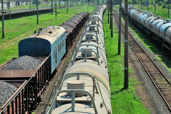 Железнодорожные цистерны и вагоны — стоковое фото