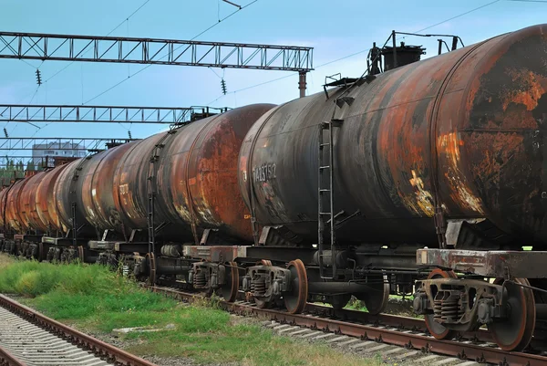 Tren transporta tanques viejos —  Fotos de Stock