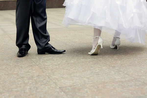Beine des Bräutigams und der Bräute — Stockfoto