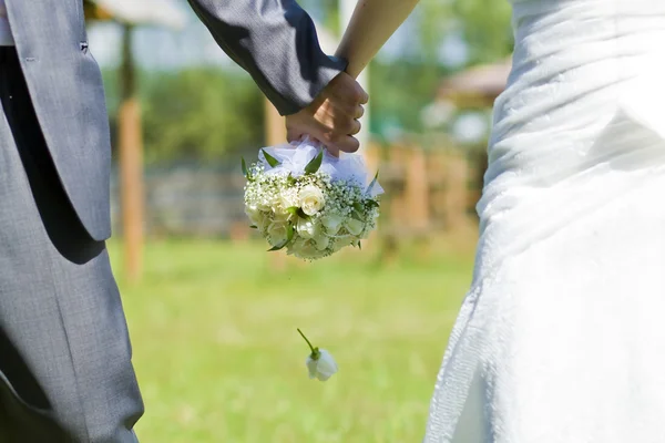Свадебный букет в руках — стоковое фото
