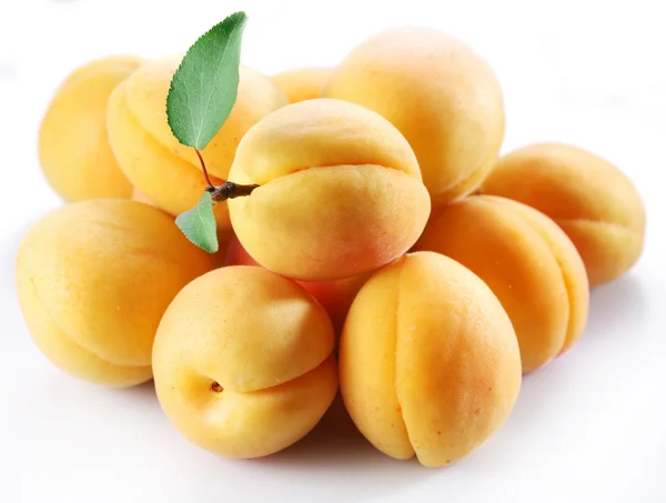Eine Handvoll Aprikosen — Stockfoto