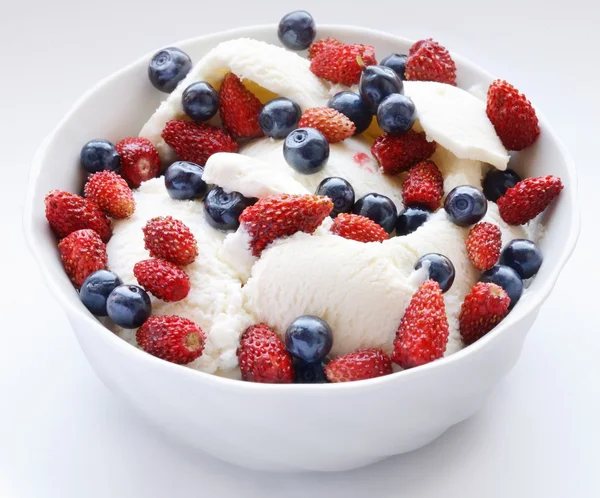 Ice-cream & berries — Stock Photo, Image