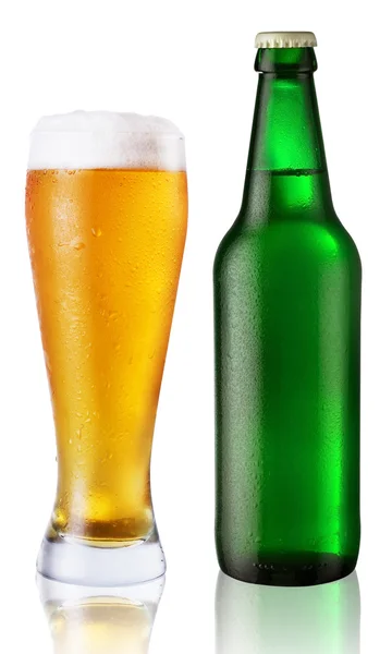 Copo e garrafa de cerveja — Fotografia de Stock