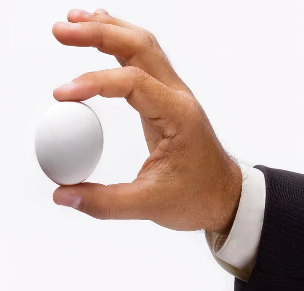 Яйцо в руке мужчины — стоковое фото