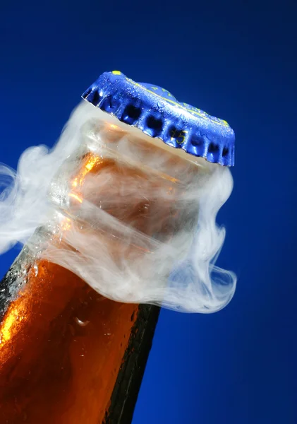 Abertura de cerveja — Fotografia de Stock