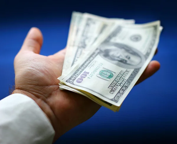 Os dólares estão em uma mão — Fotografia de Stock
