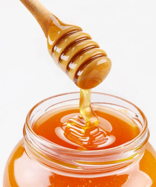 Honiglöffel und voller Honigtopf — Stockfoto