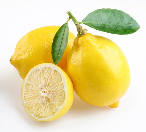 Zitrone mit Sektion — Stockfoto