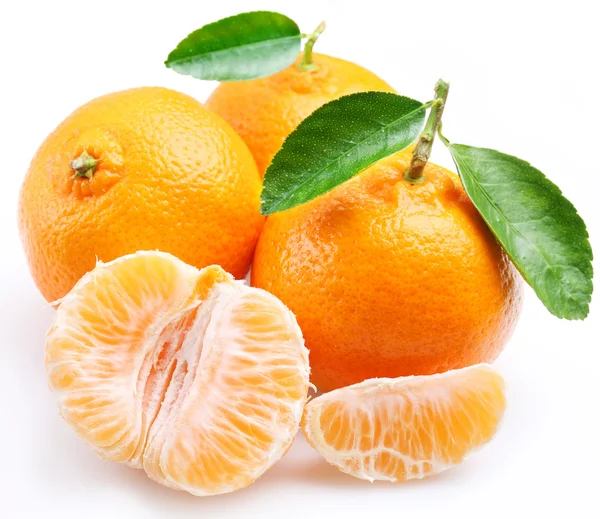 Mandarinky s segmenty na bílém pozadí — Stock fotografie